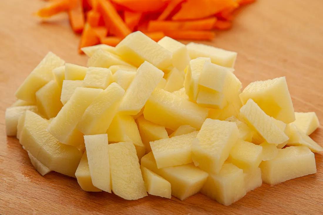 Нарезать картофель кубиками