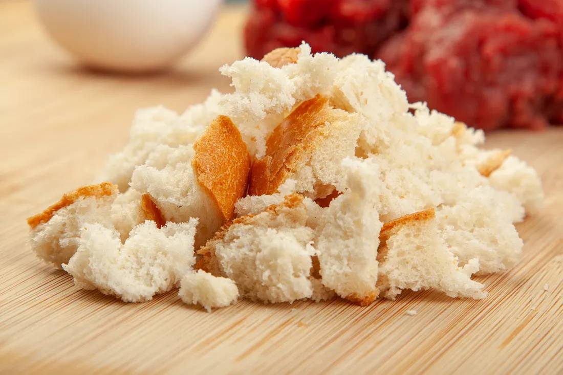 Хлеб нарезать кубиками