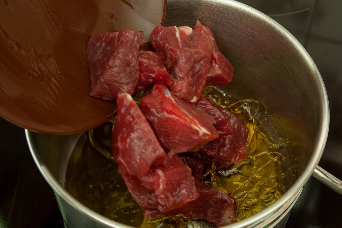 Мясо слегка обжарить