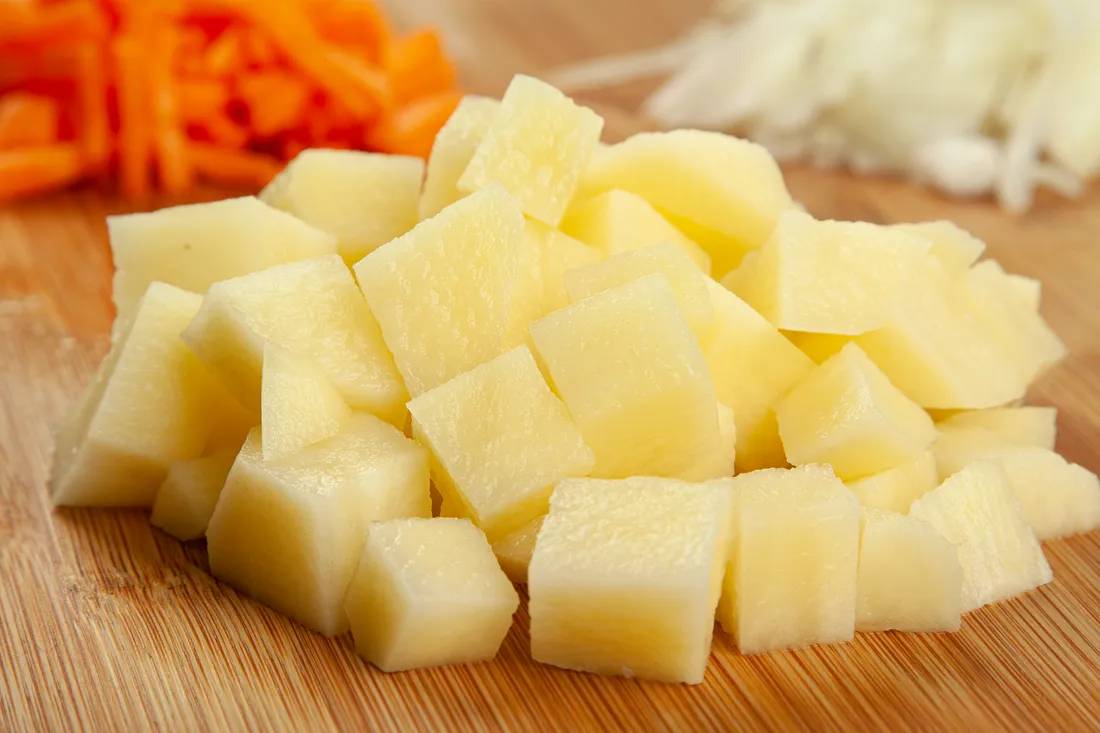Картофель нарезать кубиками