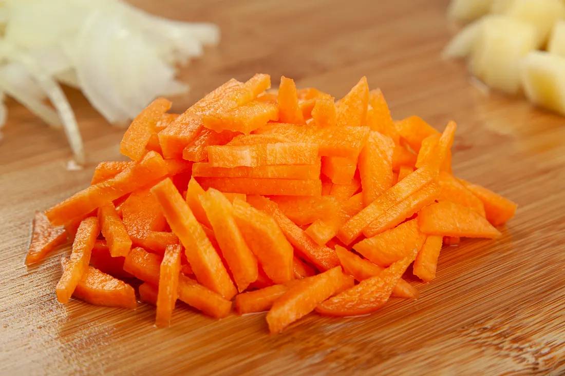 Морковь нарезать соломкой