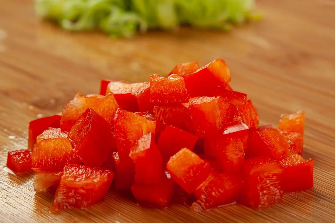 Болгарский перец нарезать кубиками