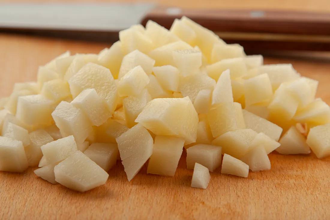 Картофель нарезать кубиками