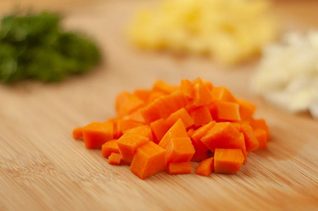 Морковь нарезать кубиком