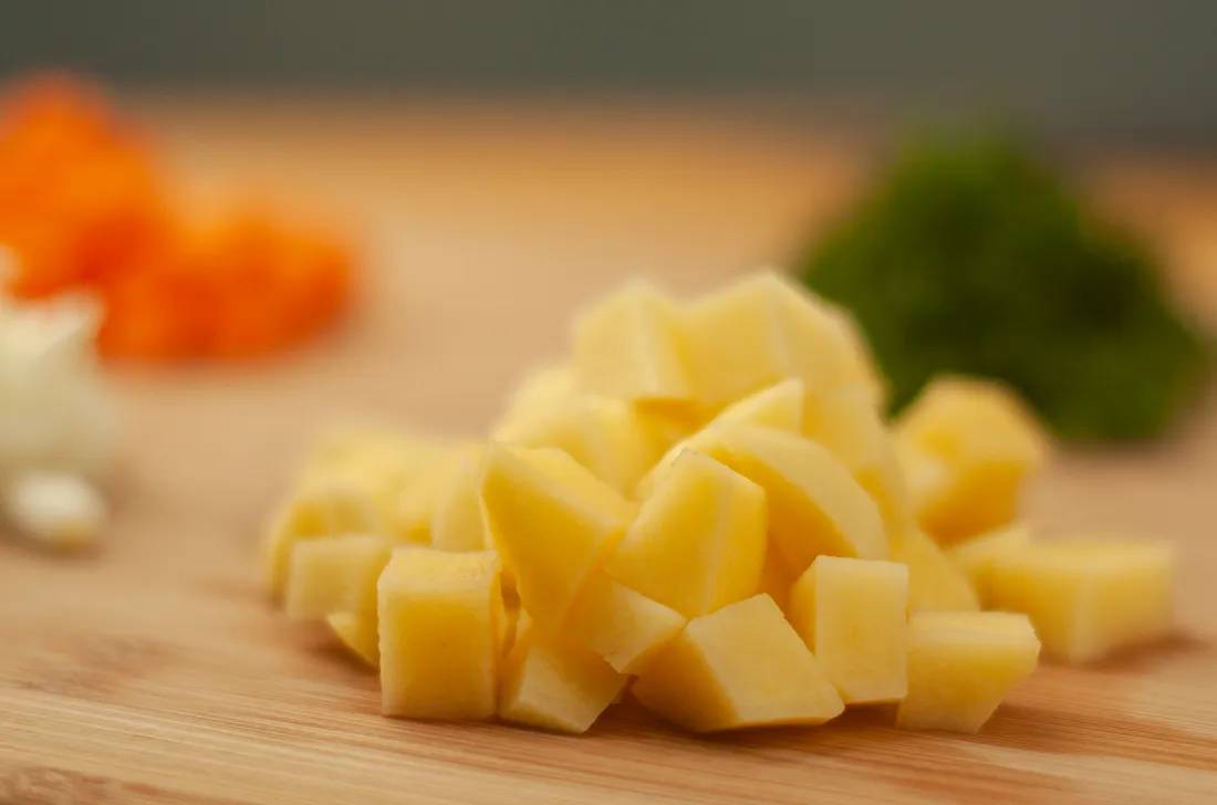 Картофель нарезать кубиками