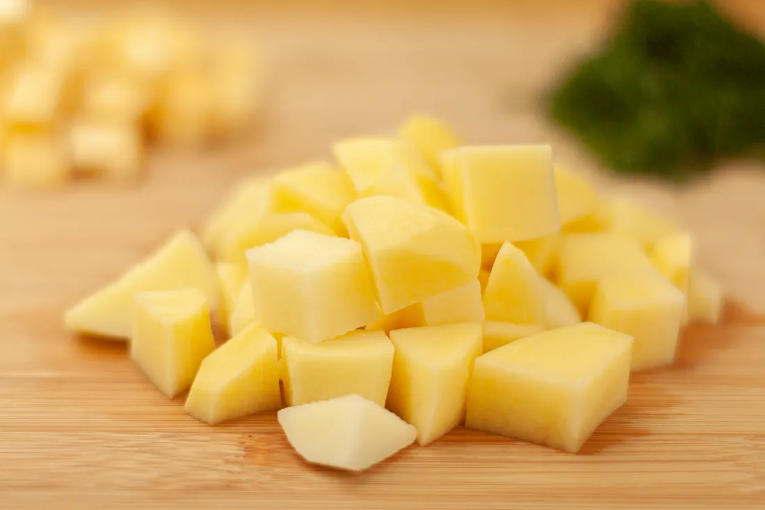 Картофель нарезать кубиками