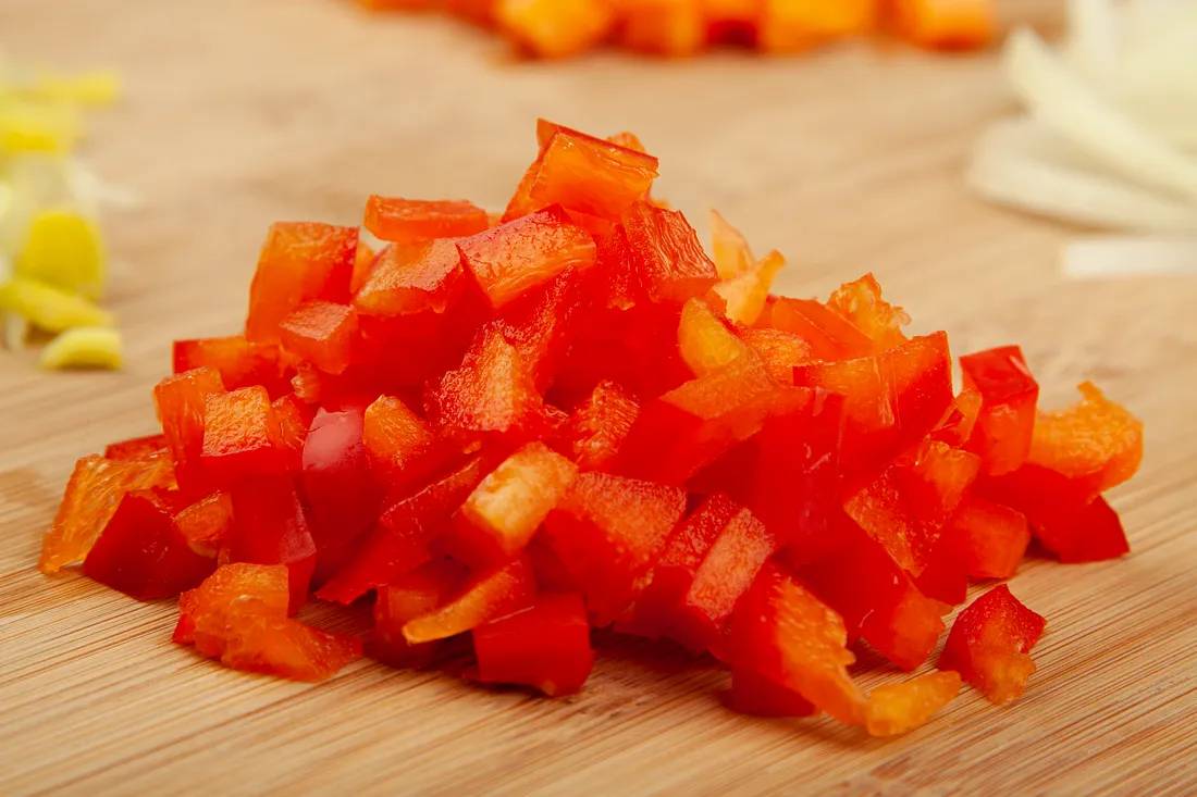 Болгарский перец нарезать кубиками