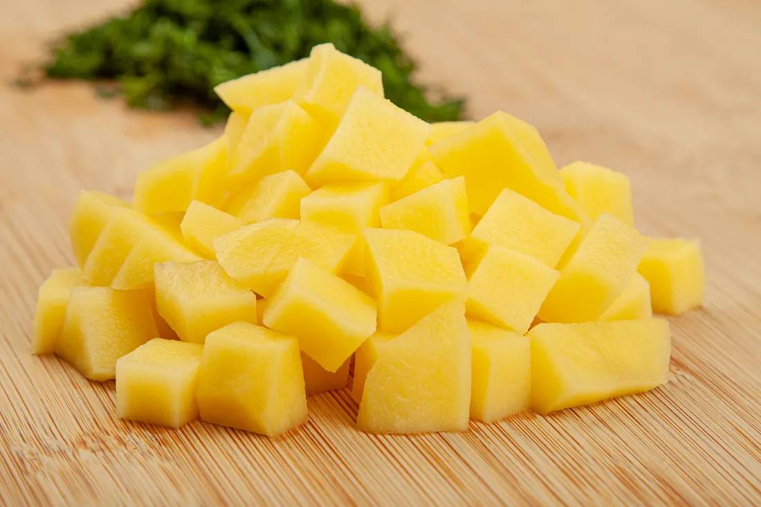 Картофель нарезать кубиками