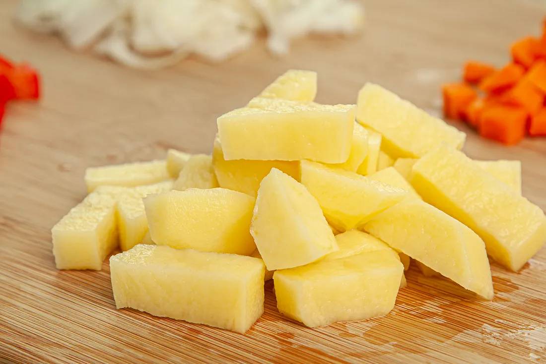 Картофель нарезать кубиками