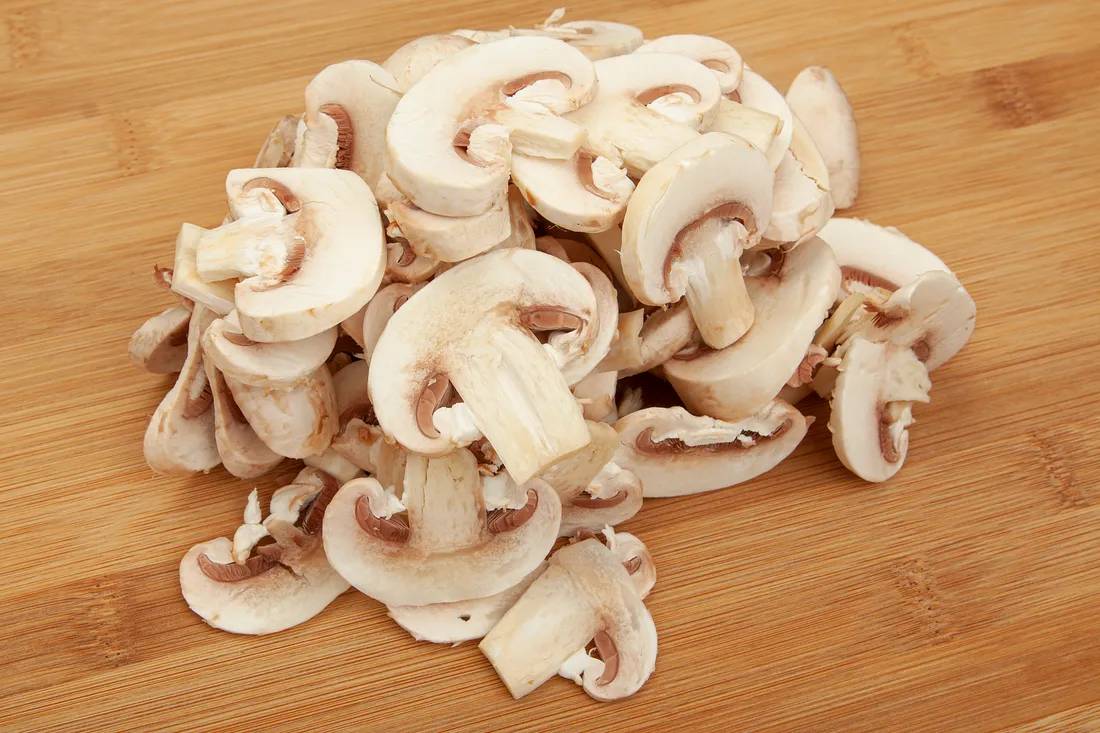 Шампиньоны нарезать дольками