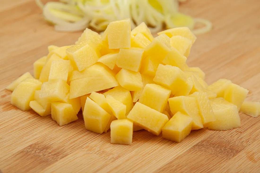 Картофель нарезать кубиками