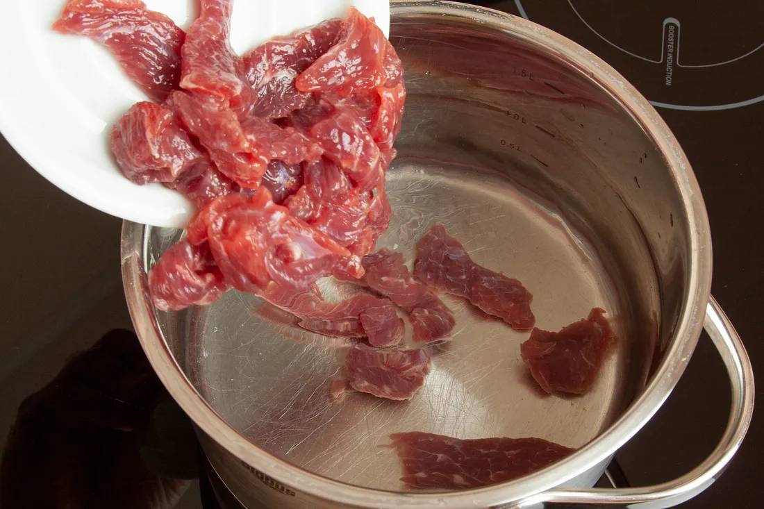 Мясо оправить вариться
