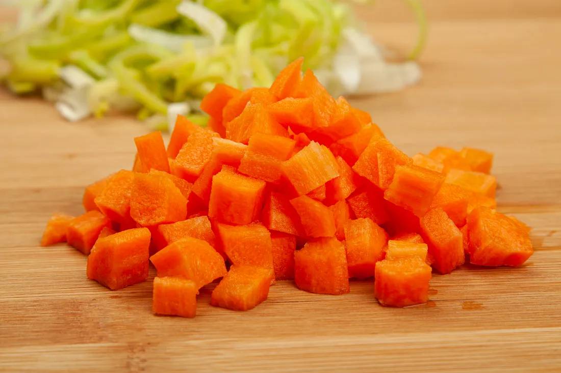 Морковь нарезать кубиками