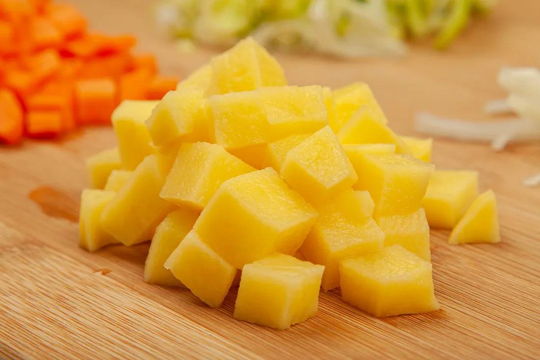 Картофель нарезать кубиками