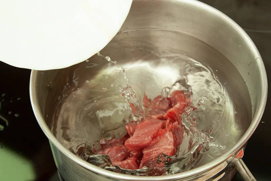 Мясо отправить вариться