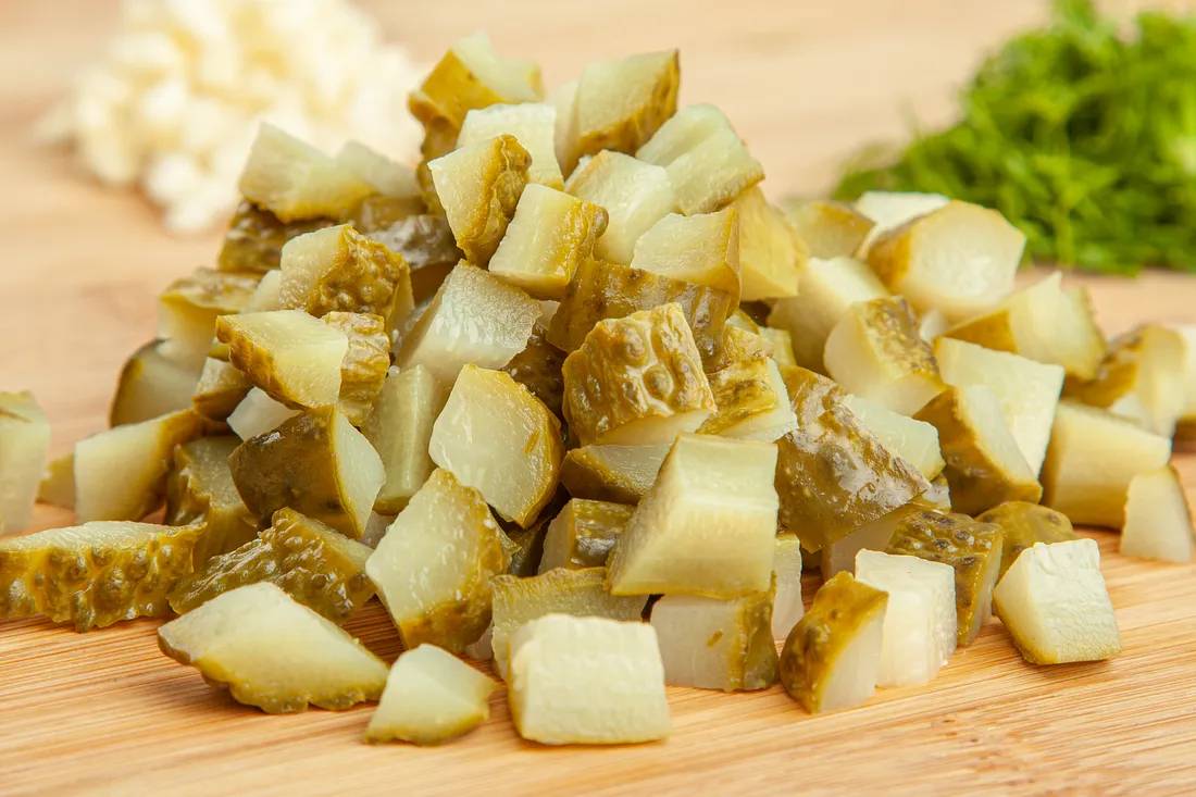 Маринованые огурцы нарезать мелкими кубиками