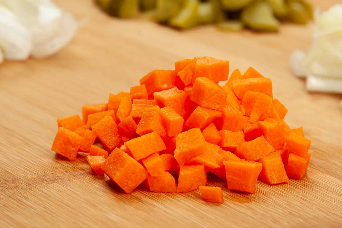 Морковь нарезать кубиком