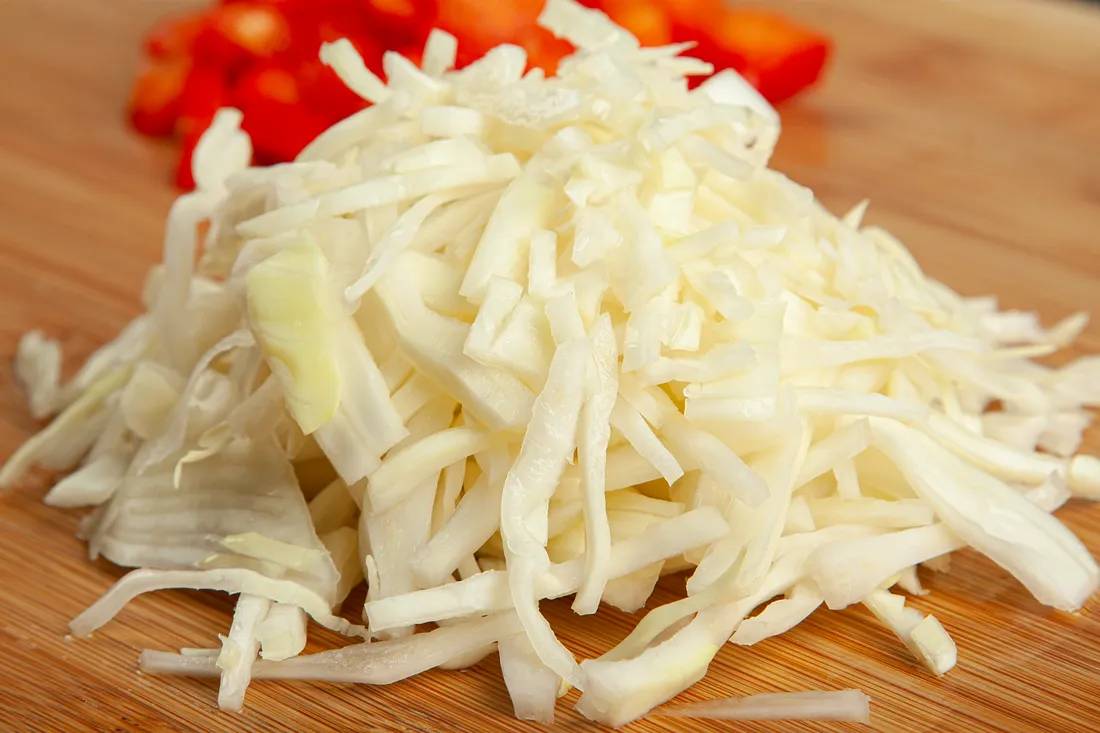 Капусту мелко нашинковать