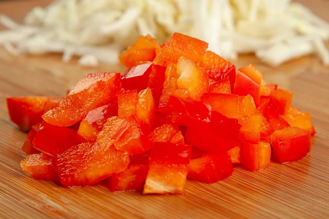 Болгарский перец нарезать кубиками