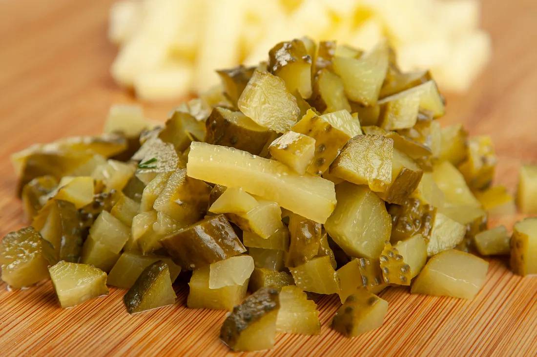 Маринованные огурцы нарезать мелким кубиком