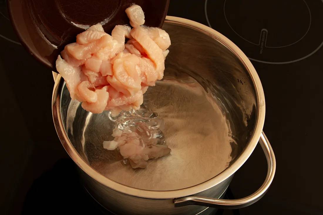 Отправить мясо вариться