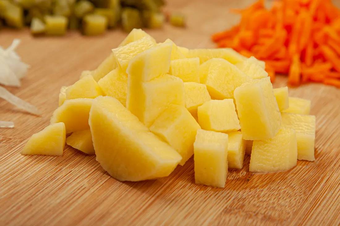 Картофель нарезать кубиками