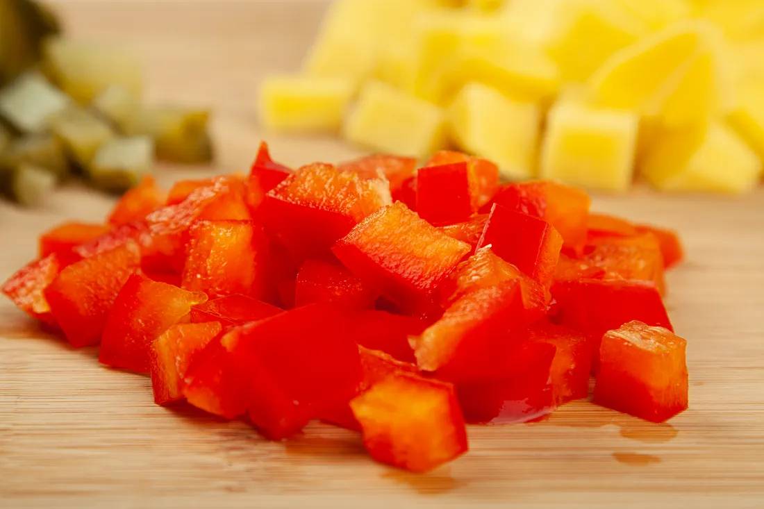 Болгарский перец нарезать кубиками
