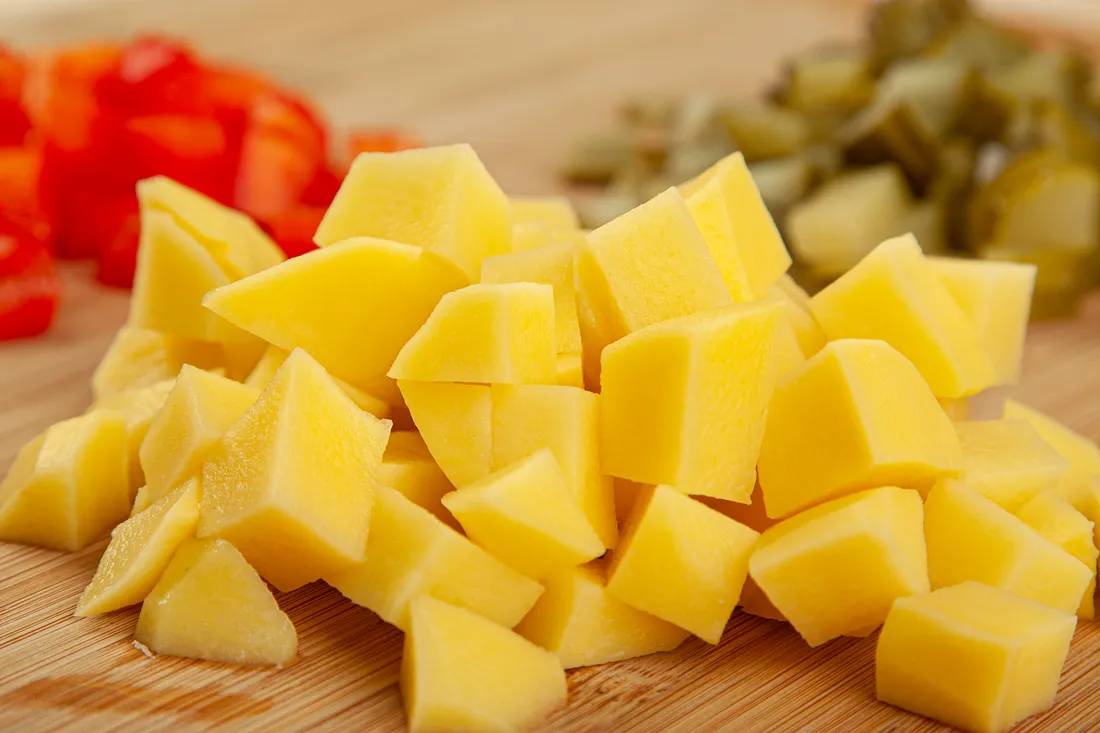 Картофель нарезать кубиками