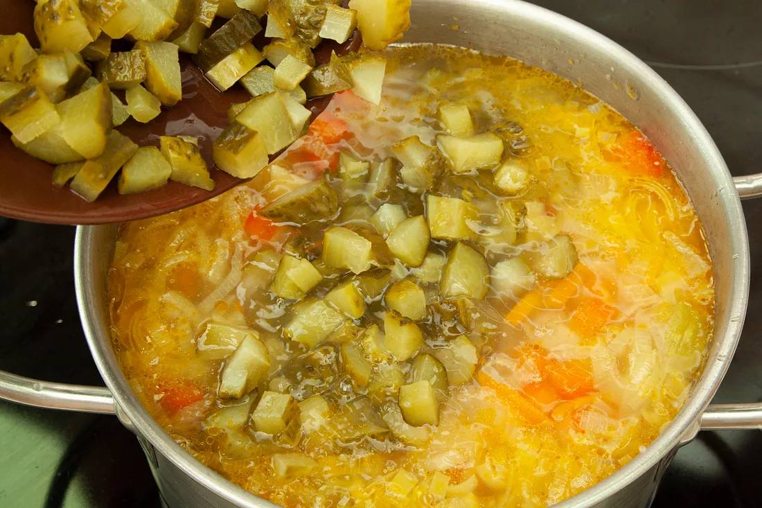 Добавить маринованные огурцы