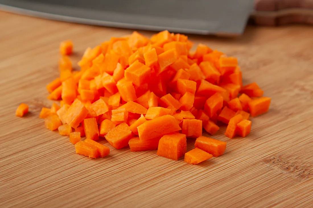 Морковь нарезать кубиками