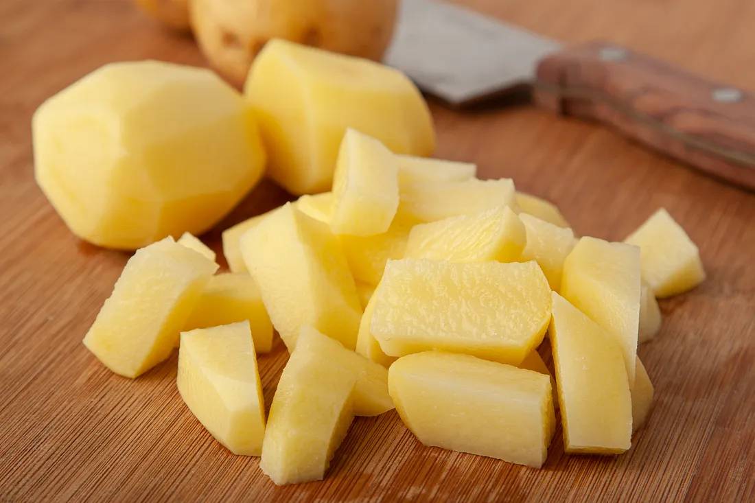 Картофель нарезать кубиками