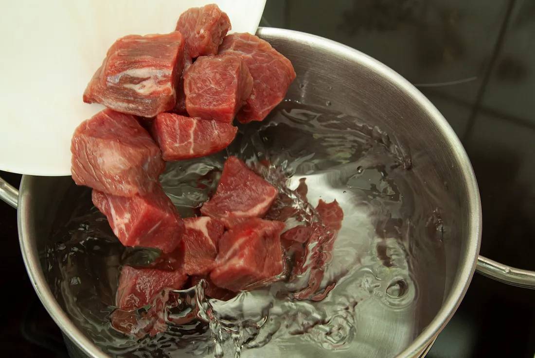 Отправить мясо вариться