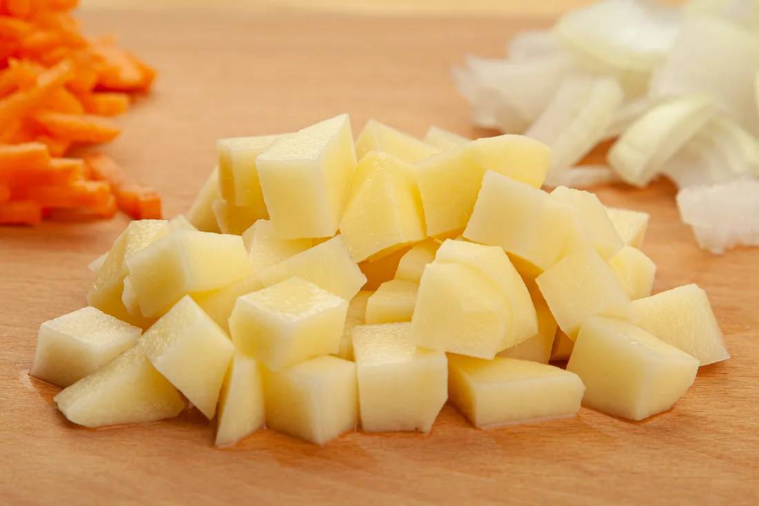 Картофель нарезать кубиками