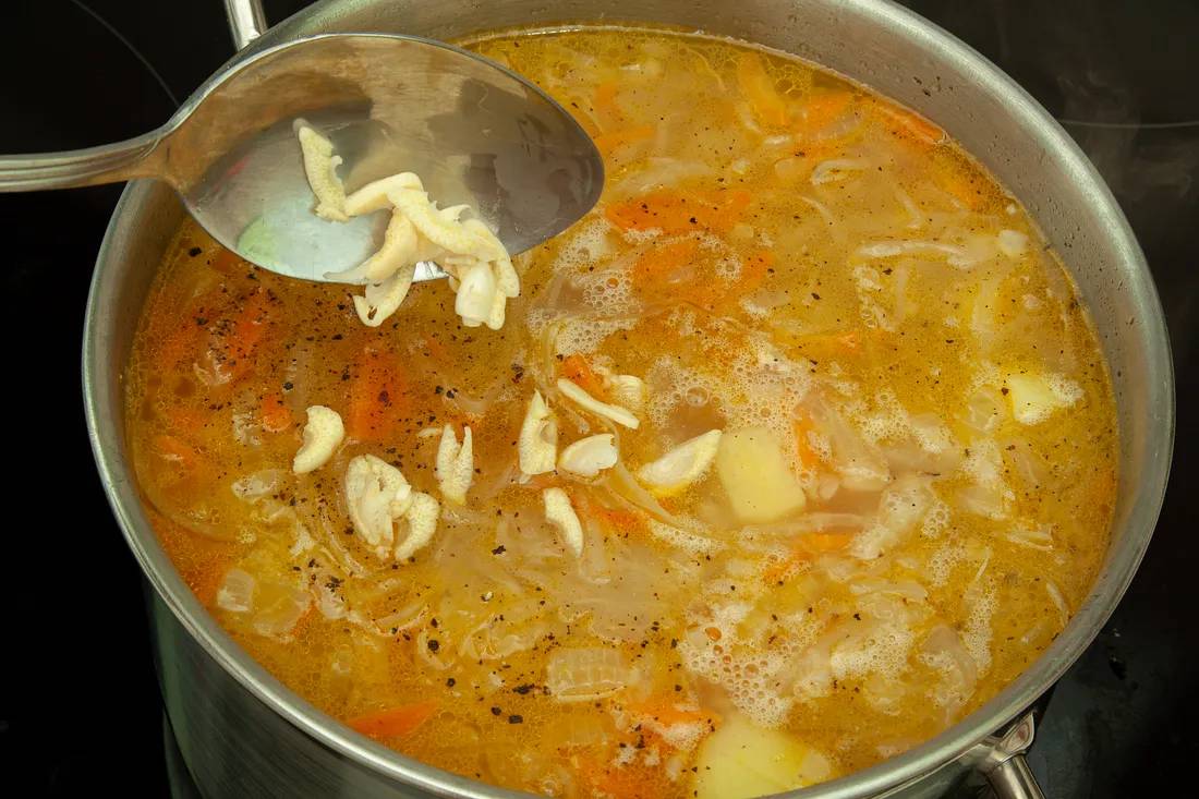 Добавить рубленый чеснок