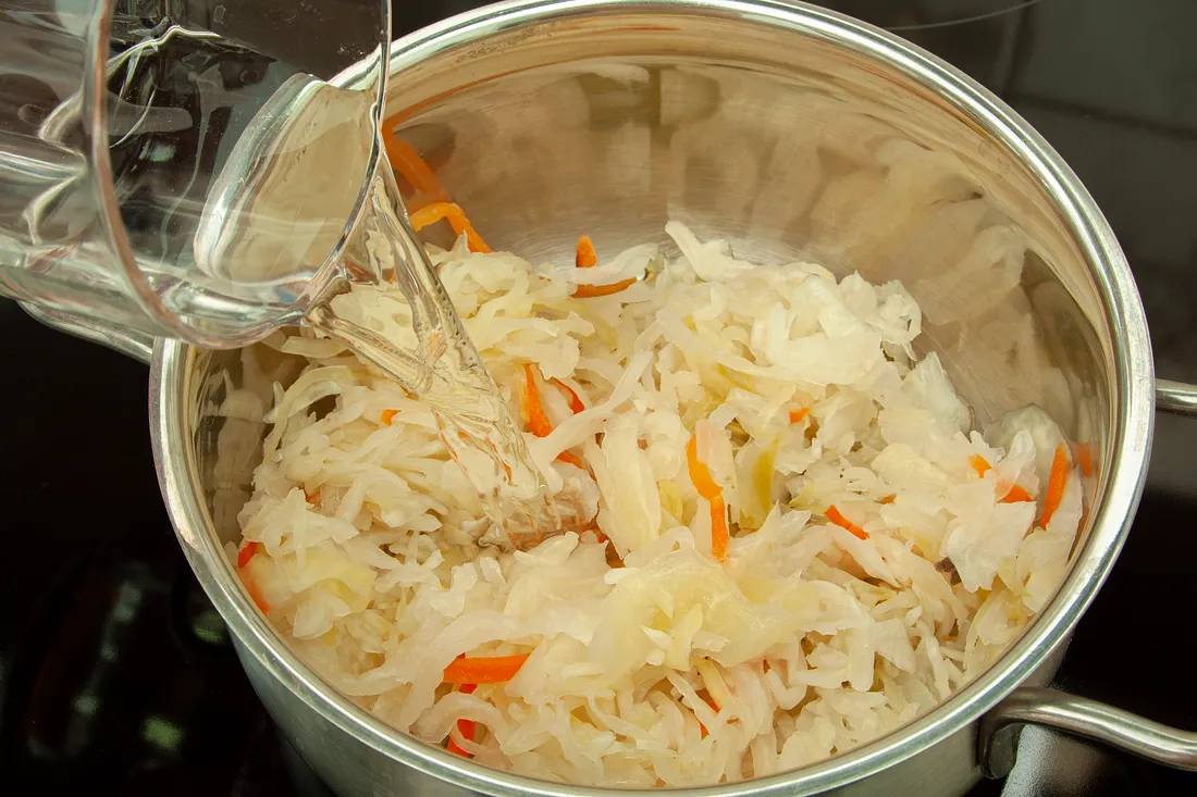 Квашеную капусту потушить