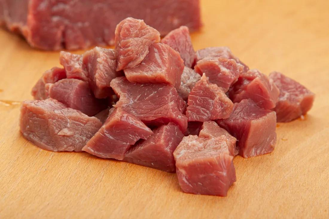 Мясо нарезать кубиками