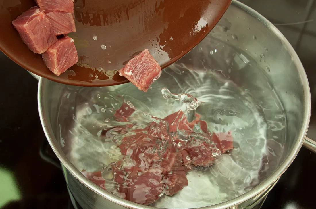 Отправить мясо вариться