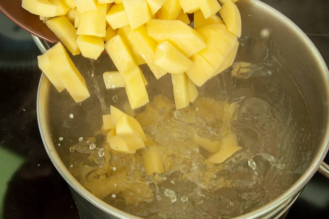 Отправить вариться картофель