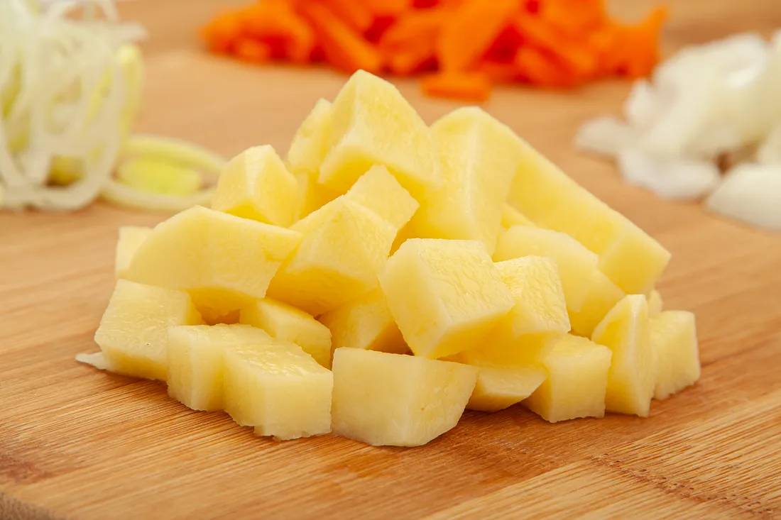 Картофель нарезать кубиками