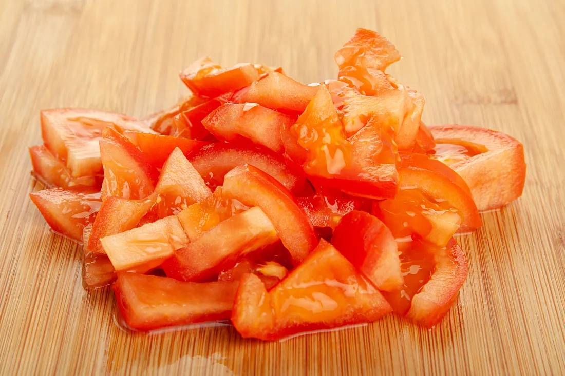 Томаты порезать дольками
