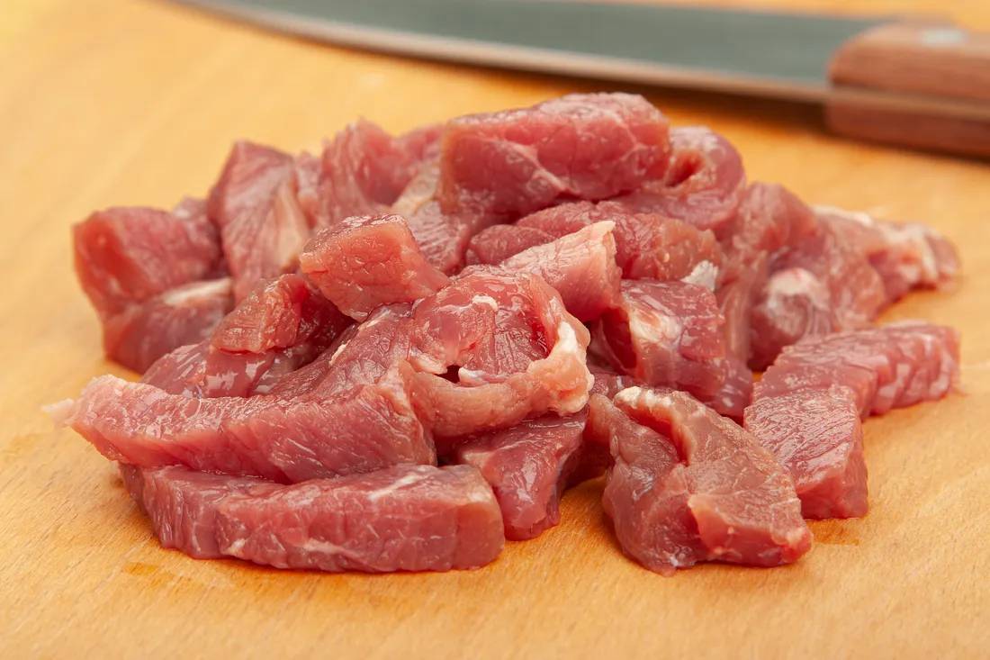 Мясо нарезать ломтиками