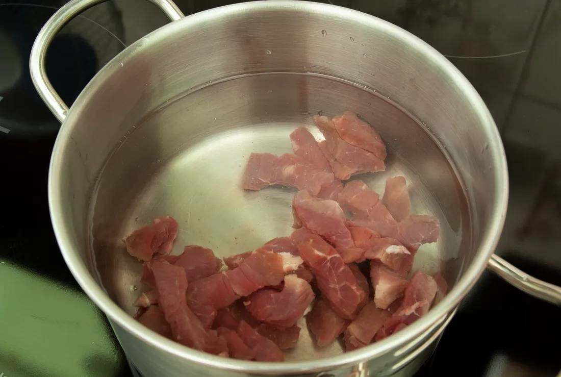 Отправить мясо вариться