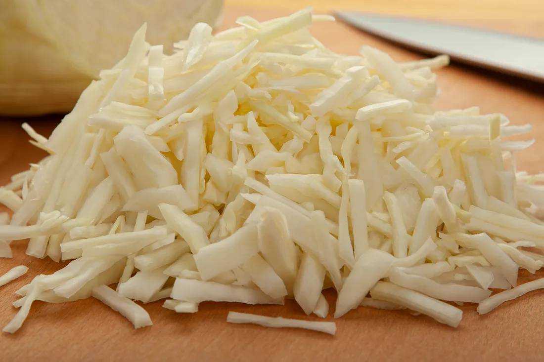 Капусту мелко нашинковать
