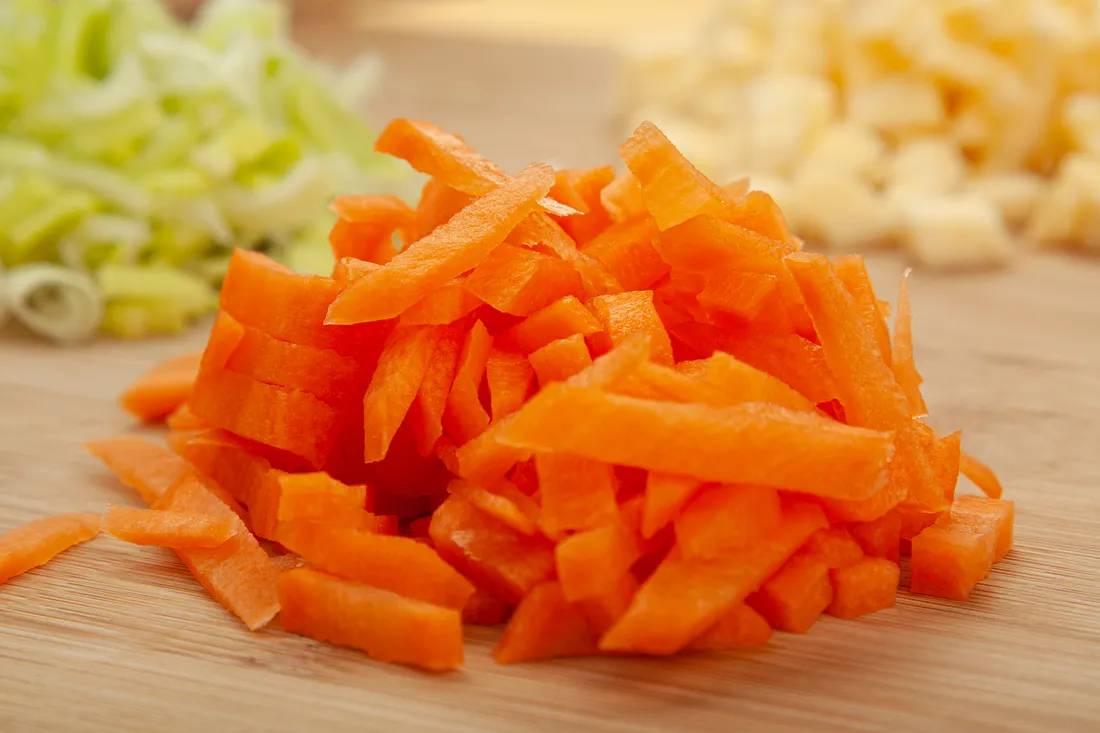 Морковь нарезать соломкой