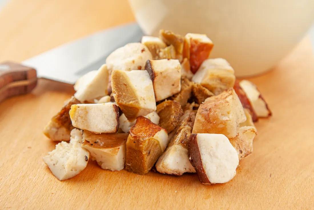 Белые грибы нарезать кубиком
