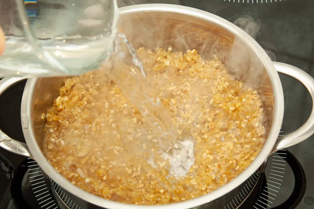 Залить булгур водой и поставить вариться