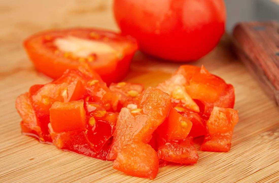Томаты нарезать кубиками