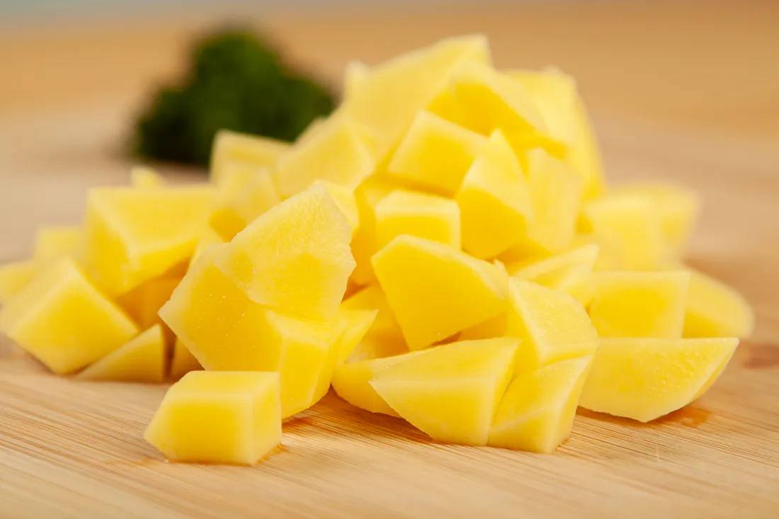 Картофель нарезать кубиком
