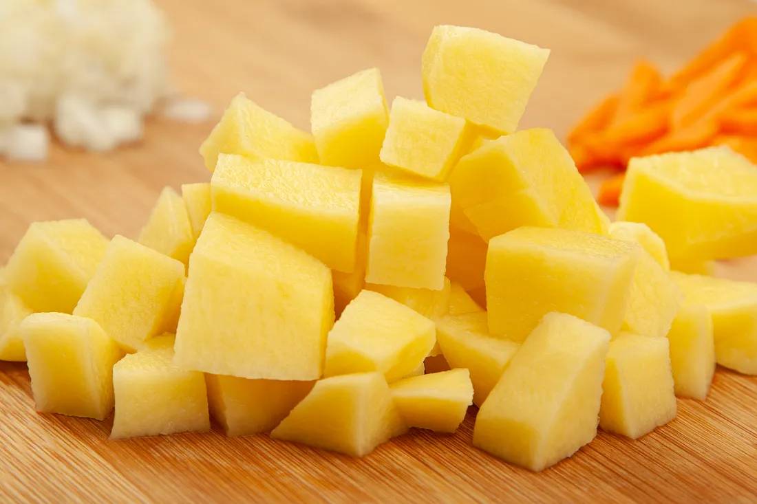 Картофель нарезать кубиками