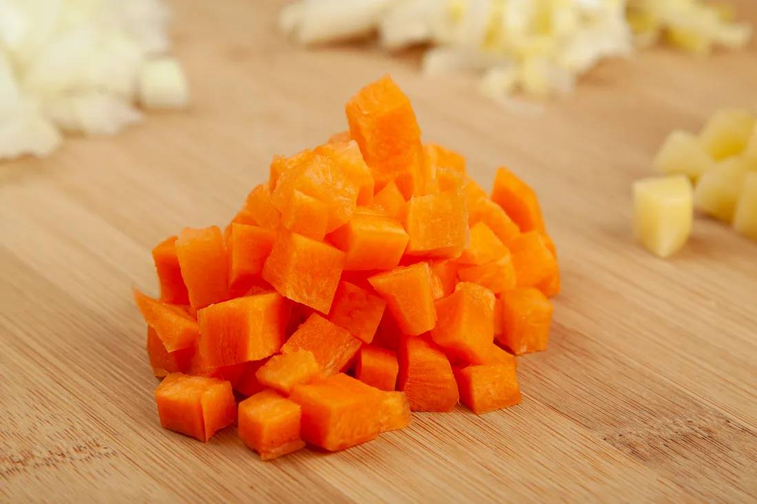 Морковь нарезать кубиками